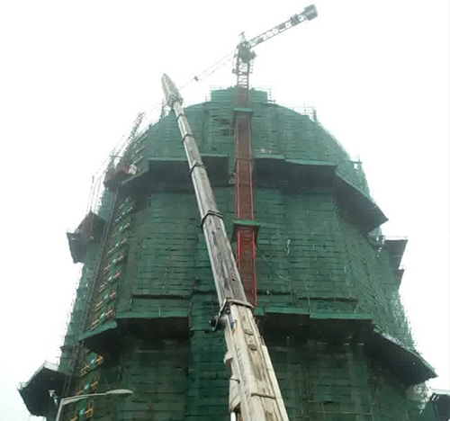 上街吊车在工地上作业